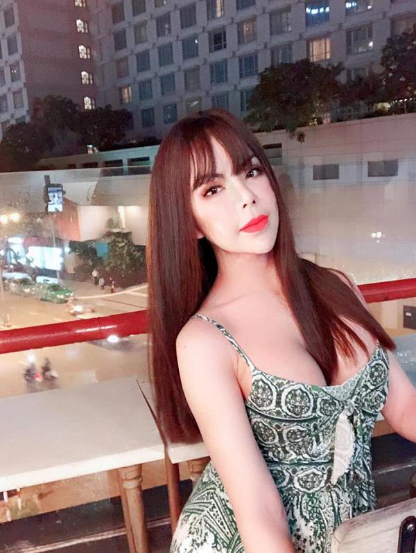 Bất ngờ nhan sắc hot girl kể chuyện mẹ và ba dượng phải ngủ ở chuồng heo