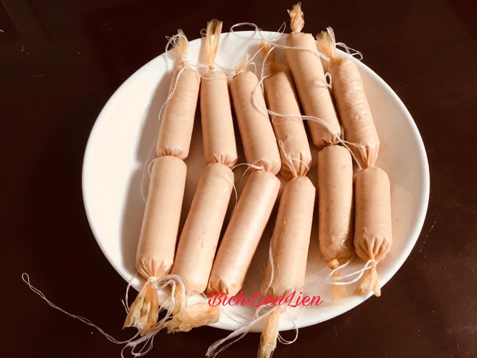 Thịt lợn đắt đỏ, mua xúc xích ngoài hàng sợ không đảm bảo, mẹ đảm trổ tài khiến cả nhà "mê tít" - 4