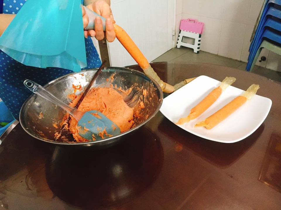 Thịt lợn đắt đỏ, mua xúc xích ngoài hàng sợ không đảm bảo, mẹ đảm trổ tài khiến cả nhà "mê tít" - 3