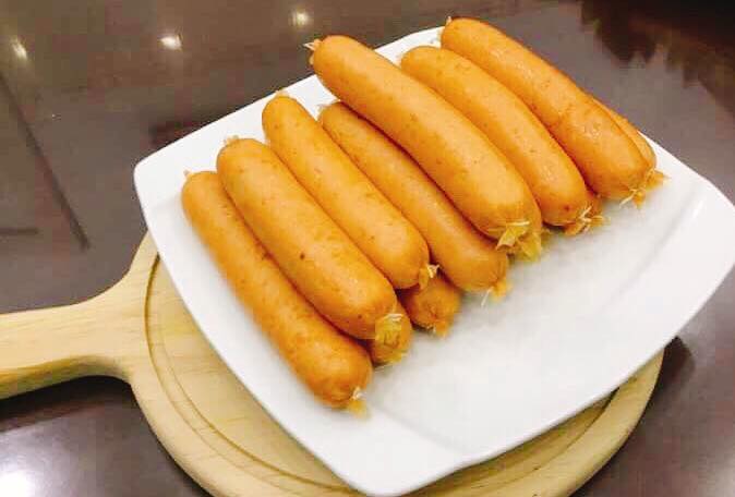 Thịt lợn đắt đỏ, mua xúc xích ngoài hàng sợ không đảm bảo, mẹ đảm trổ tài khiến cả nhà "mê tít" - 8