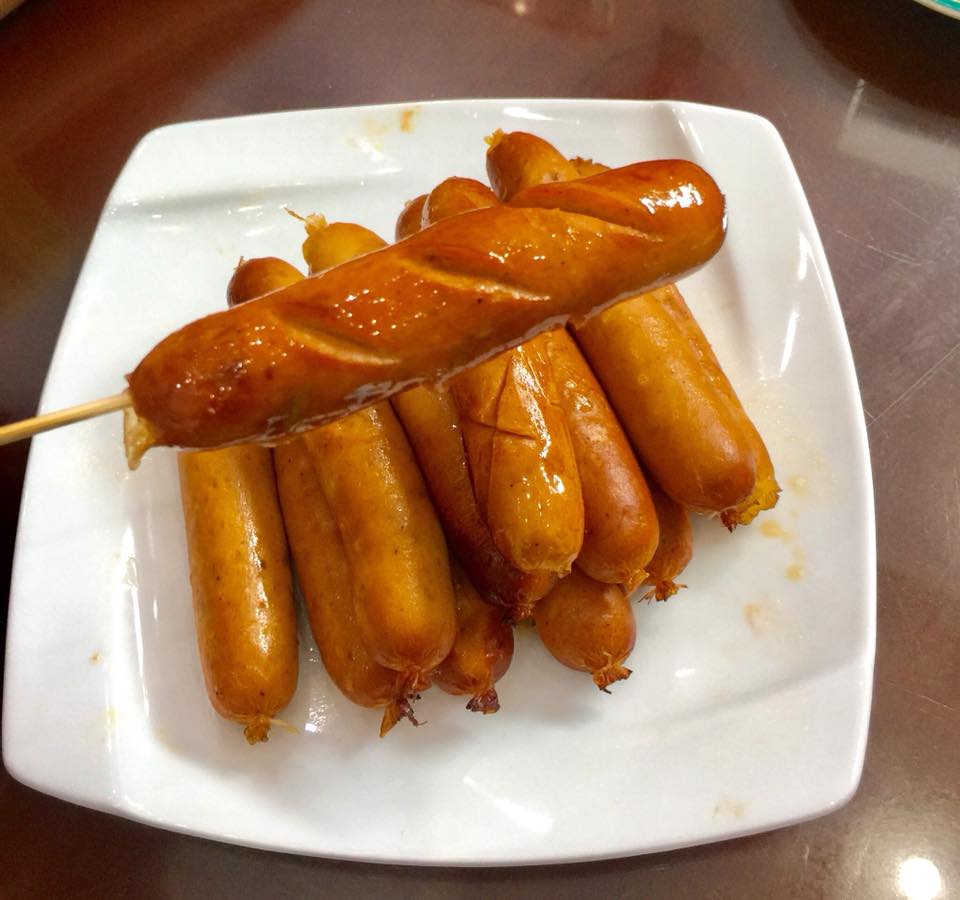 Thịt lợn đắt đỏ, mua xúc xích ngoài hàng sợ không đảm bảo, mẹ đảm trổ tài khiến cả nhà "mê tít" - 9