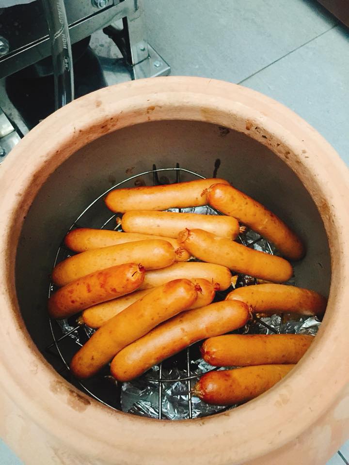 Thịt lợn đắt đỏ, mua xúc xích ngoài hàng sợ không đảm bảo, mẹ đảm trổ tài khiến cả nhà "mê tít" - 7