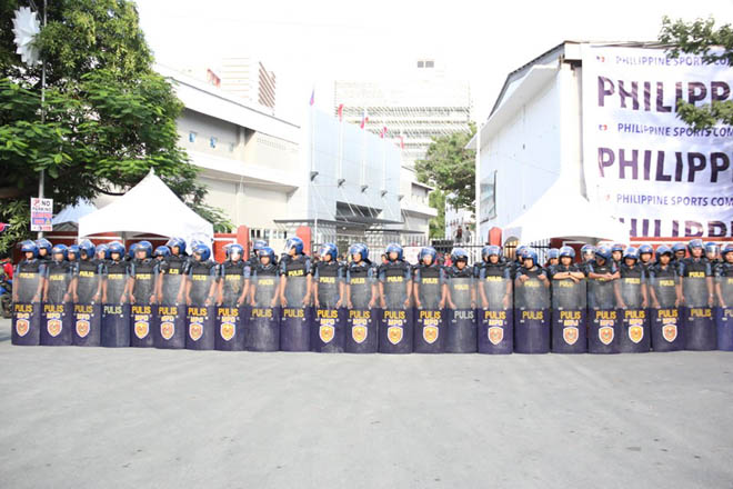 Đội cảnh sát vũ trang &#34;tận răng&#34; bảo vệ U22 Thái Lan đấu cầu thủ cháu vua Brunei - 1