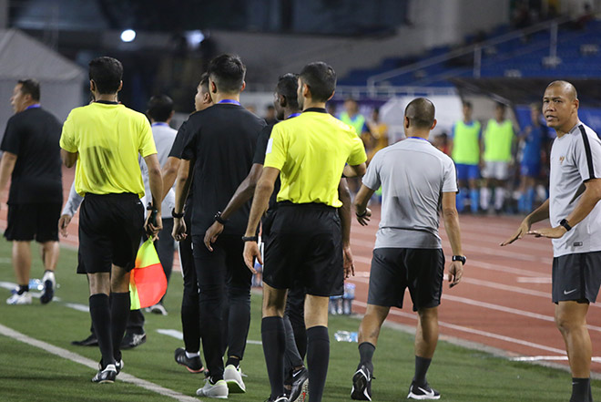 Cầu thủ loạn đả nảy lửa trong trận U22 Indonesia đấu U22 Singapore - 12