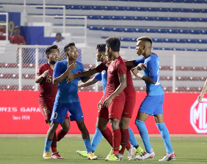 Cầu thủ loạn đả nảy lửa trong trận U22 Indonesia đấu U22 Singapore - 14