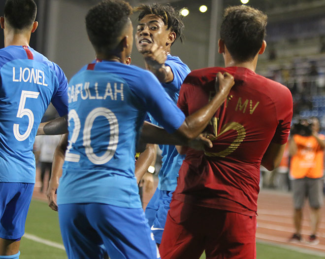 Cầu thủ loạn đả nảy lửa trong trận U22 Indonesia đấu U22 Singapore - 2