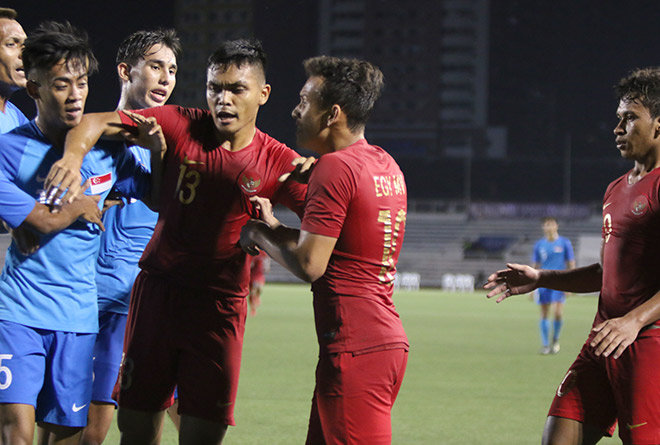 Cầu thủ loạn đả nảy lửa trong trận U22 Indonesia đấu U22 Singapore - 3