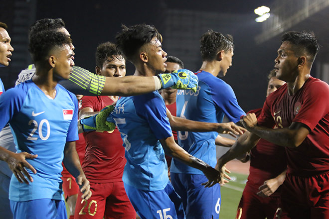 Cầu thủ loạn đả nảy lửa trong trận U22 Indonesia đấu U22 Singapore - 7