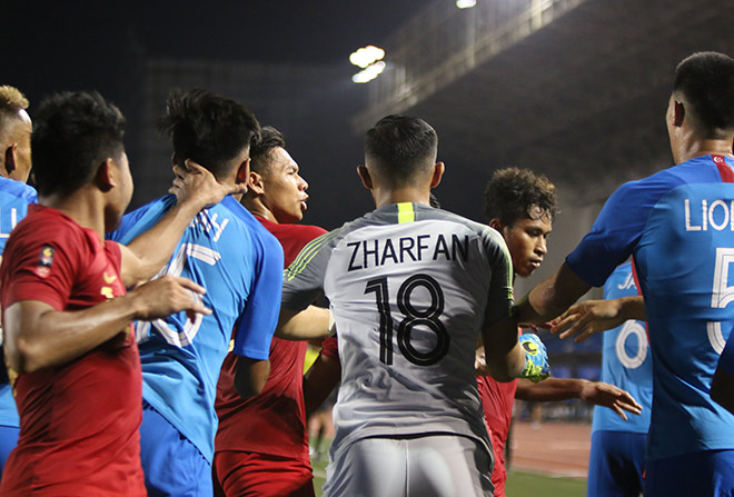 Cầu thủ loạn đả nảy lửa trong trận U22 Indonesia đấu U22 Singapore - 8