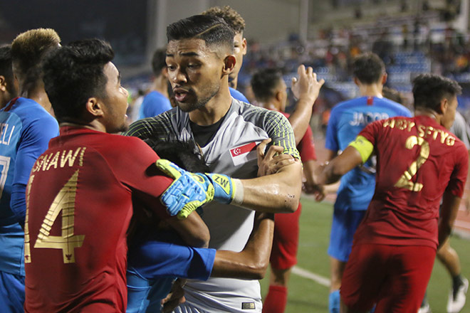 Cầu thủ loạn đả nảy lửa trong trận U22 Indonesia đấu U22 Singapore - 10
