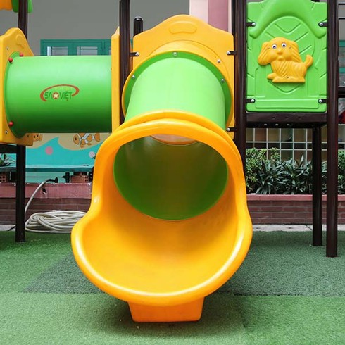 Hà Nội: Bé 3 tuổi tử vong khi chơi cầu trượt tại trường mầm non - 1