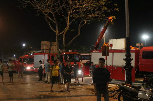 Nam thanh niên lột sạch đồ rồi đánh đu ở độ cao gần 100m - 3