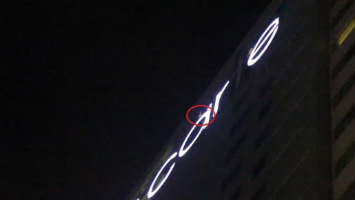 Nam thanh niên lột sạch đồ rồi đánh đu ở độ cao gần 100m - 2