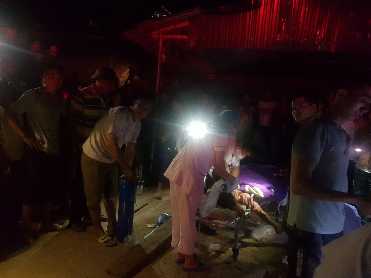 Quảng Ninh: Xe chở đất đâm sập nhà, 2 mẹ con tử vong thương tâm - 1
