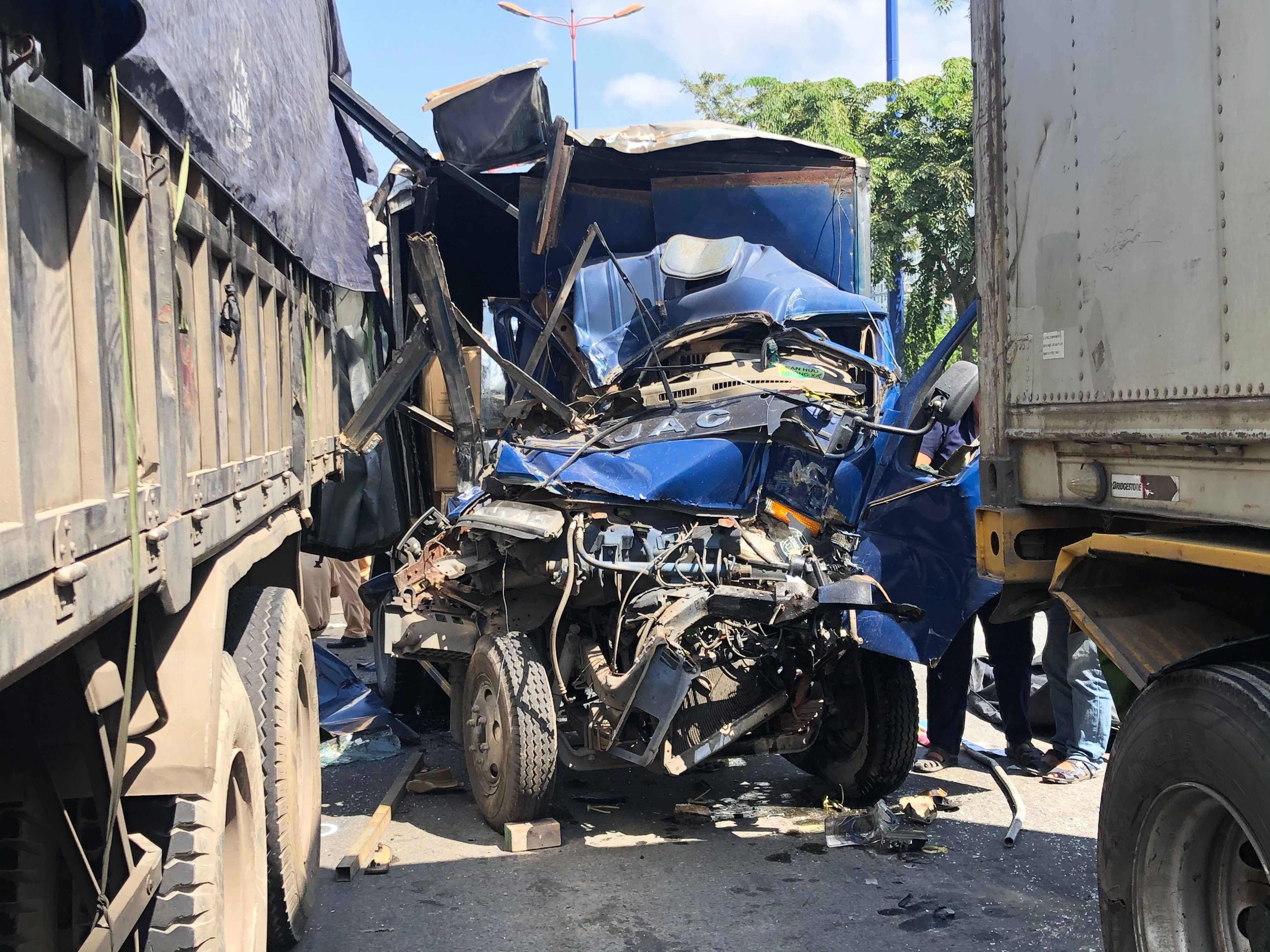 5 ô tô đâm nhau trên phố Sài Gòn, phụ xe tải chết thảm trong cabin bẹp dúm - 1