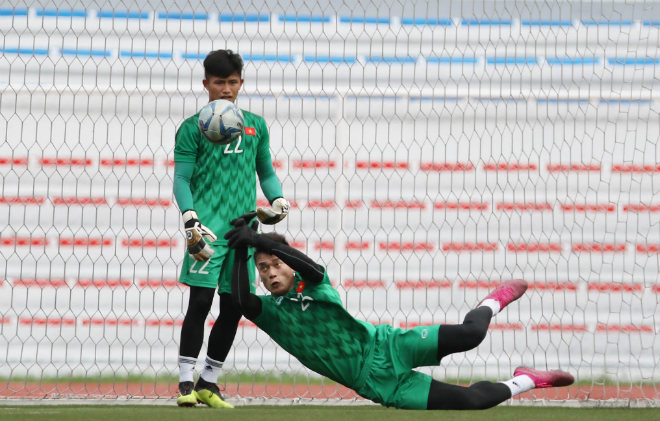U22 Việt Nam "tập bắn", thủ môn Bùi Tiến Dũng vất vả cản phá - 3