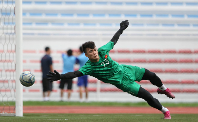 U22 Việt Nam "tập bắn", thủ môn Bùi Tiến Dũng vất vả cản phá - 8