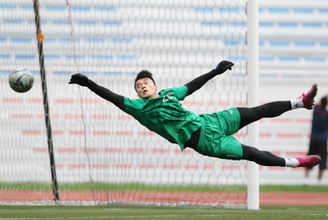 U22 Việt Nam "tập bắn", thủ môn Bùi Tiến Dũng vất vả cản phá - 9