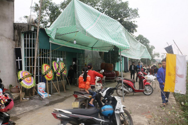Ngơ ngác 2 đứa trẻ trong vụ chồng giết vợ rồi thắt cổ tự tử - 1