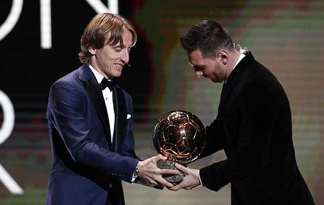 Messi giành Quả bóng vàng thứ 6, Ronaldo không đến dự: CR7 đã ở đâu? - 1