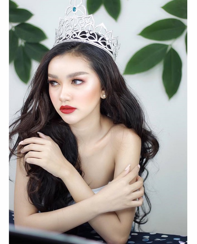 Cô là một trong những đối thủ tại Miss Universe 2019 của Hoàng Thùy. 