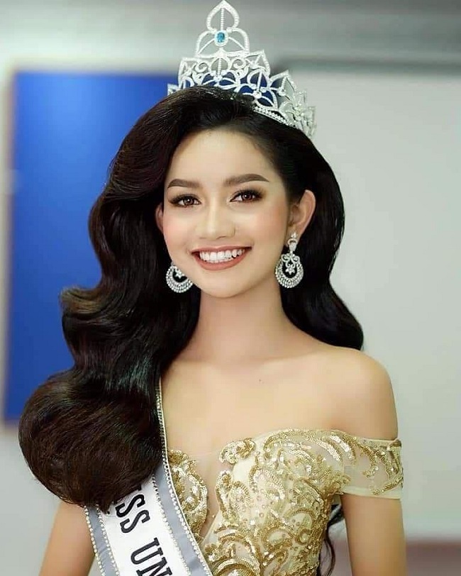 Biểu tượng sắc đẹp thứ 2 ở Campuchia hiện nay là Hoa hậu Hoàn vũ 2019 - Somnang Alyna. Tên tuổi của cô đang được nhắc tới nhiều thời gian gần đây bởi người đẹp đang đại diện nước nhà dự thi Miss Universe 2019. 