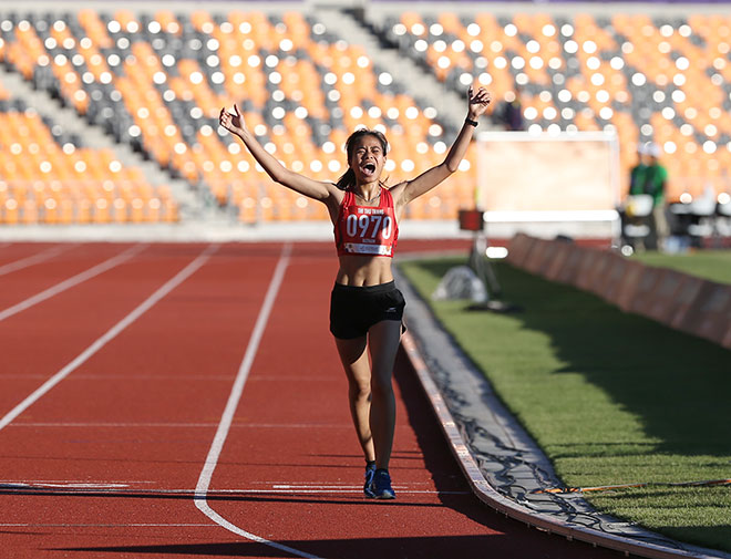 Nữ VĐV điền kinh Việt Nam chạy xe ôm, giành vàng SEA Games - 1