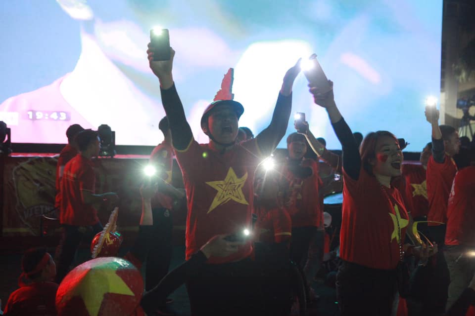 TRỰC TIẾP: Triệu trái tim ngập tràn hạnh phúc khi U22 Việt Nam đoạt "vàng" lịch sử - 19