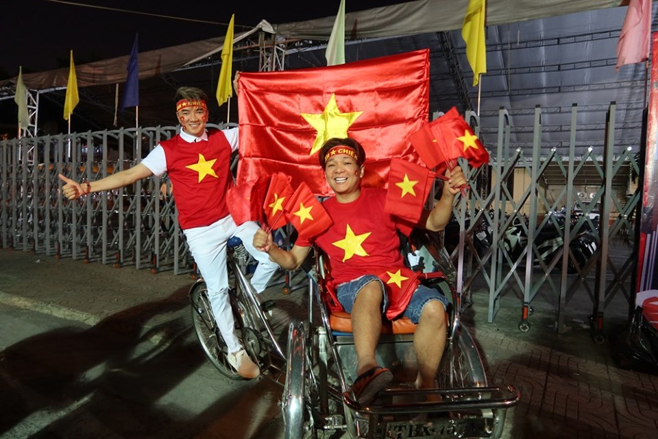 Mỹ Tâm lái "siêu xe", Mr Đàm đạp xích lô "đi bão" mừng U22 Việt Nam vô địch - 1