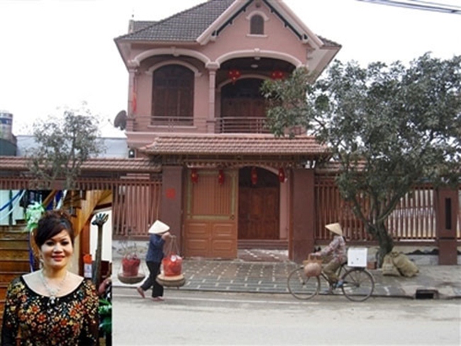 Không chỉ tài năng, thành đạt, bà Nguyễn Thị Liễu còn sở hữu nhiều khối tài sản khổng lồ. Bà là chủ nhân của căn biệt thự ngay mặt đường phố Tây Sơn ở Hương Sơn, Hà Tĩnh có khuôn viên rộng gần 1.000 m2 với cánh cổng bề thế.