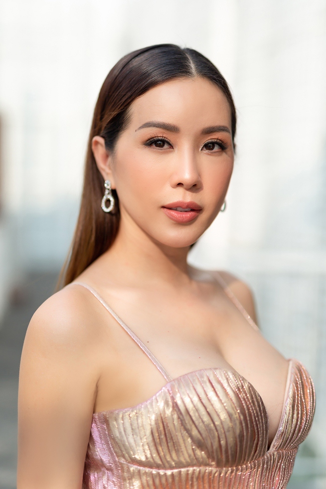Không chỉ nổi tiếng là một hoa hậu quyến rũ với "vẻ đẹp không tuổi", Thu Hoài còn là một nữ doanh nhân thành đạt về lĩnh vực sắc đẹp.