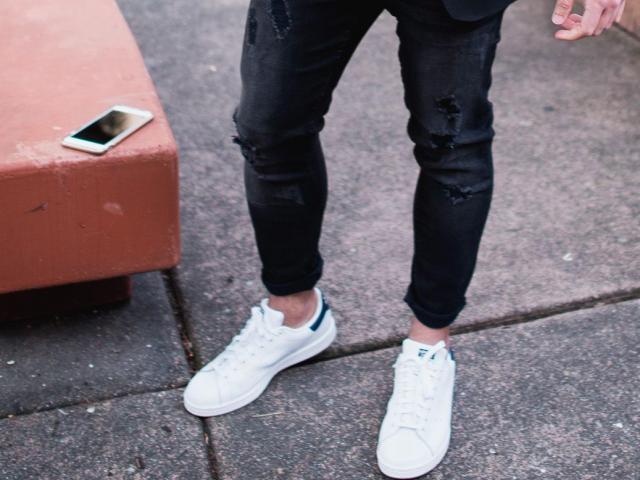 Quần jean xanh giày: Quần jean xanh luôn là kiểu trang phục nam phổ biến và là sự lựa chọn tuyệt vời cho một bộ trang phục thường ngày. Kết hợp với một đôi giày thời trang, bạn sẽ tạo nên một phong cách thời thượng và đầy cá tính. Hãy thử các loại giày boots, sneakers hay loafers để tạo nên nét cá tính của riêng bạn.