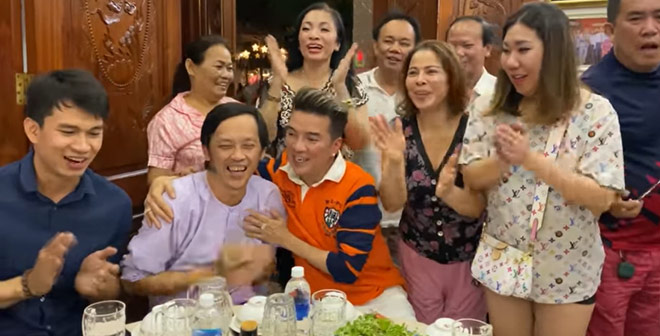 Hoài Linh để lộ căn phòng giá trăm tỷ, Đàm Vĩnh Hưng liền nói một câu duy nhất - 1