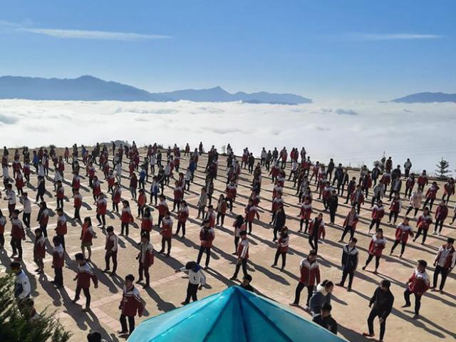 Bức ảnh “trường học trên mây” đầy thơ mộng ở Hà Giang và sự thật khắc nghiệt ít người biết