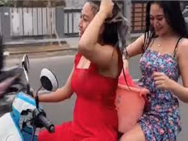 Tắm gội trên xe máy, hai cô gái trẻ nhận ”trái đắng”