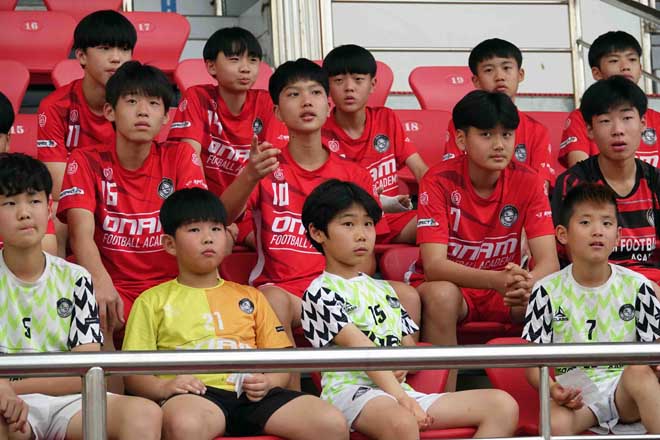 HLV Park Hang Seo bị trăm fan Hàn Quốc bao vây trên sân tập U23 Việt Nam - 1