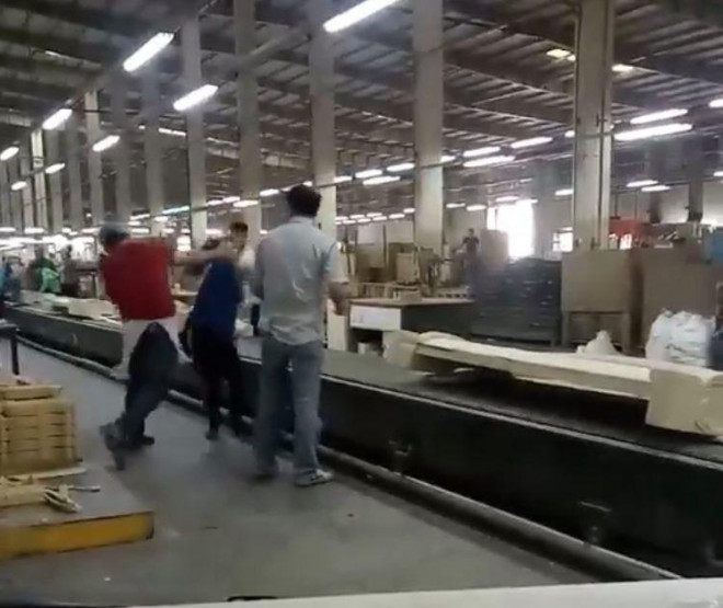 Bất ngờ nguyên nhân người đàn ông đánh nữ công nhân ngất xỉu - 2