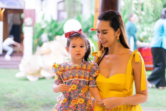 Con gái lai Tây của chân dài "thế hệ vàng" làng catwalk Việt gây chú ý - 1