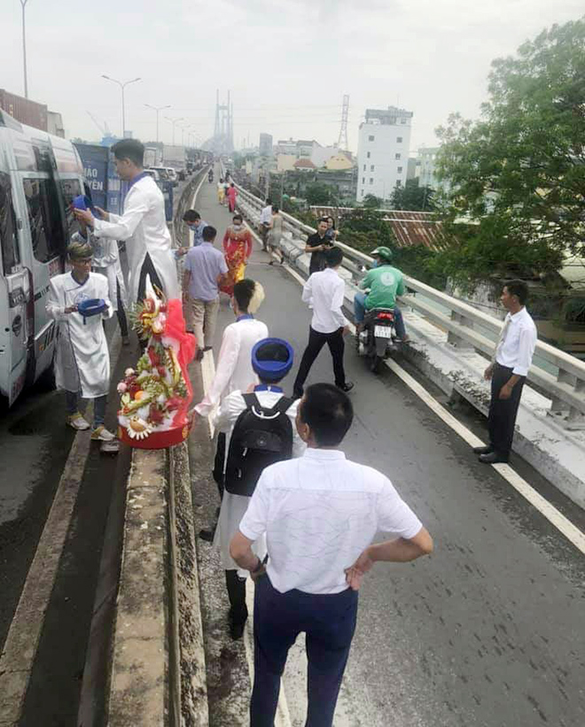Kẹt xe không lối thoát ở cửa ngõ Sài Gòn, chú rể rời ô tô đi bộ rước dâu - 9