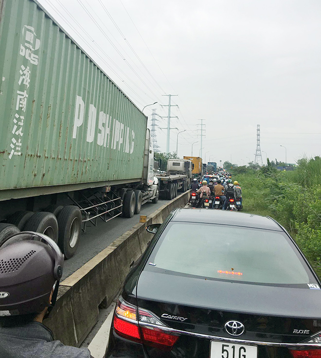 Kẹt xe không lối thoát ở cửa ngõ Sài Gòn, chú rể rời ô tô đi bộ rước dâu - 10