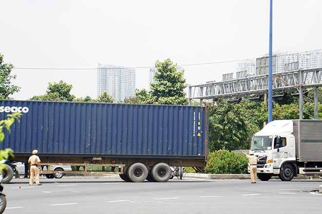 Kẹt xe không lối thoát ở cửa ngõ Sài Gòn, chú rể rời ô tô đi bộ rước dâu - 11