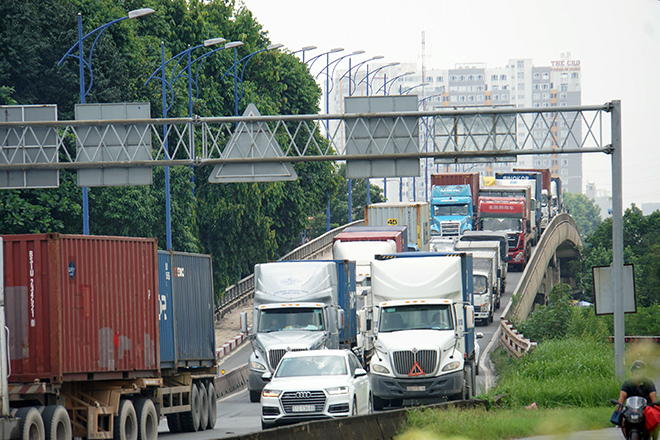 Kẹt xe không lối thoát ở cửa ngõ Sài Gòn, chú rể rời ô tô đi bộ rước dâu - 2