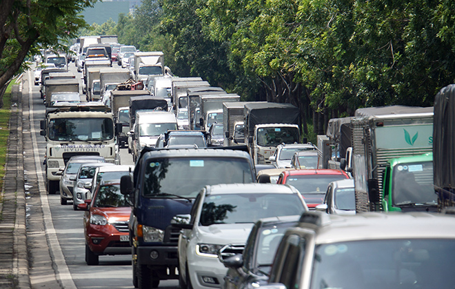 Kẹt xe không lối thoát ở cửa ngõ Sài Gòn, chú rể rời ô tô đi bộ rước dâu - 3