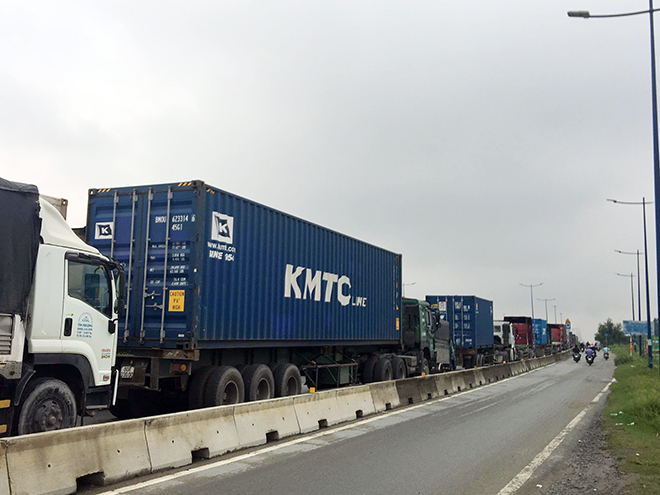 Kẹt xe không lối thoát ở cửa ngõ Sài Gòn, chú rể rời ô tô đi bộ rước dâu - 4