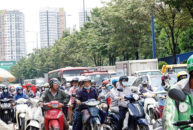 Kẹt xe không lối thoát ở cửa ngõ Sài Gòn, chú rể rời ô tô đi bộ rước dâu - 5