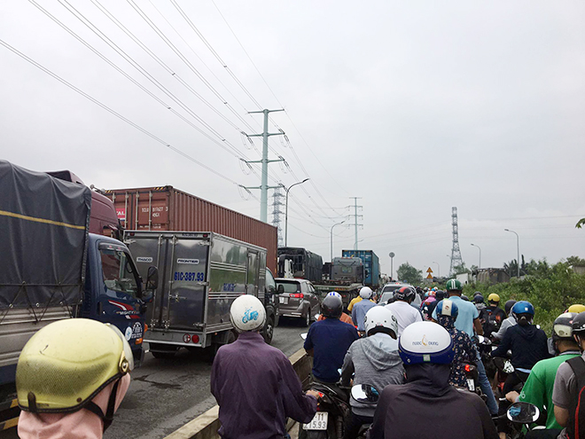 Kẹt xe không lối thoát ở cửa ngõ Sài Gòn, chú rể rời ô tô đi bộ rước dâu - 6