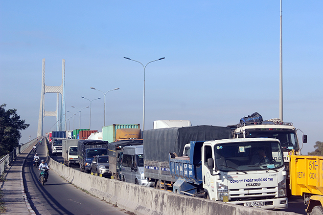 Kẹt xe không lối thoát ở cửa ngõ Sài Gòn, chú rể rời ô tô đi bộ rước dâu - 7