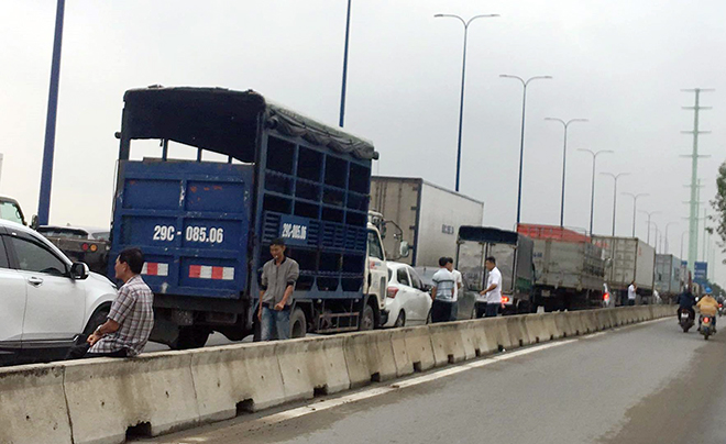 Kẹt xe không lối thoát ở cửa ngõ Sài Gòn, chú rể rời ô tô đi bộ rước dâu - 8