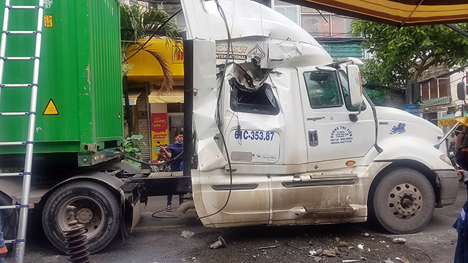 Vướng dây cáp, xe container kéo gãy 2 cột điện ở Sài Gòn - 3