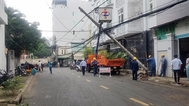 Vướng dây cáp, xe container kéo gãy 2 cột điện ở Sài Gòn - 4